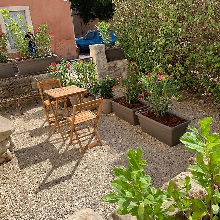 Les Lauriers Lägenhet LʼIsle-sur-la-Sorgue Exteriör bild